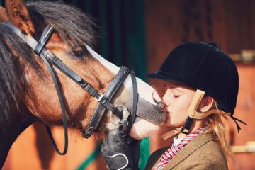 Mädchen küsst Pony